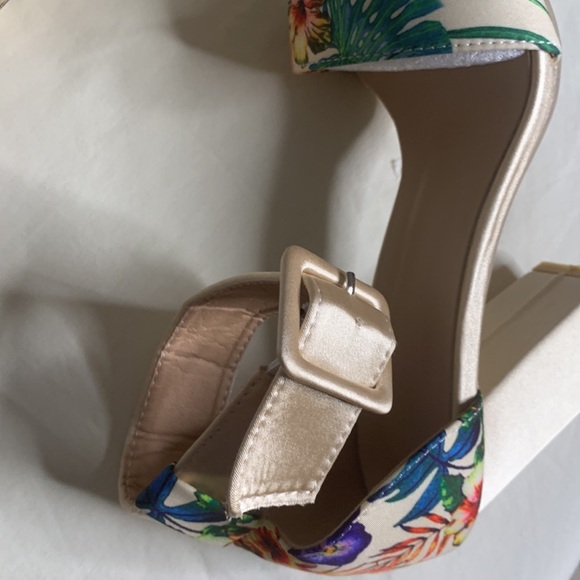 Multiple Colors Sandals size 36 eur size - Picture 6 of 7